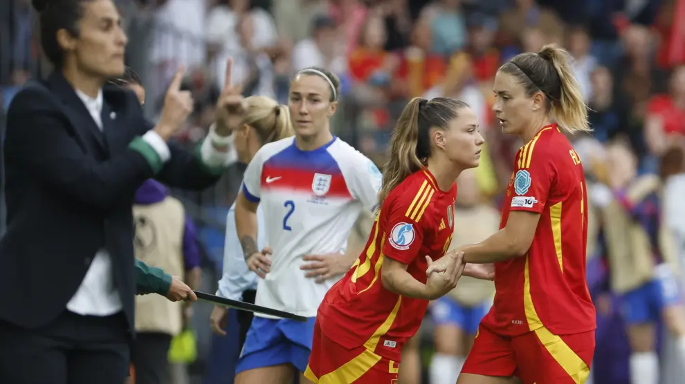 Oleada de críticas contra Montse Tomé por el polémico cambio de Alexia Putellas en la final