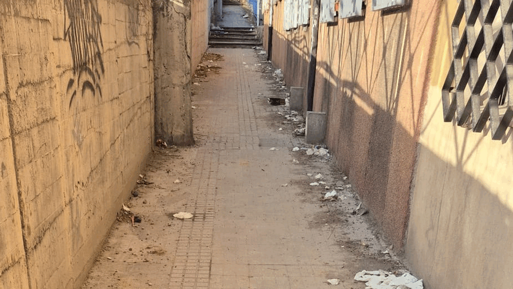"Polvo, plagas y rincones sucios": la obra en la A-5 complica la limpieza en los barrios a sus orillas