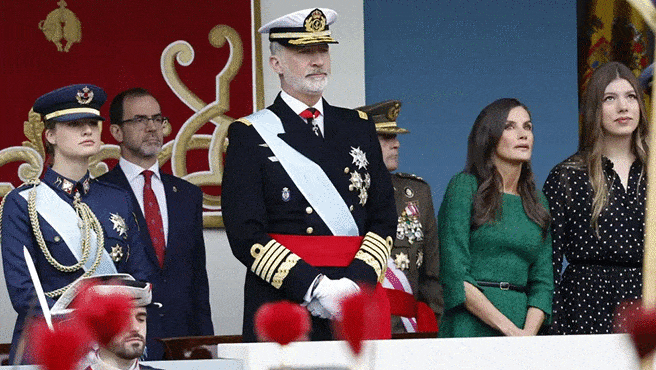 Felipe VI preside un desfile marcado por pitos, ausencias y tensión política